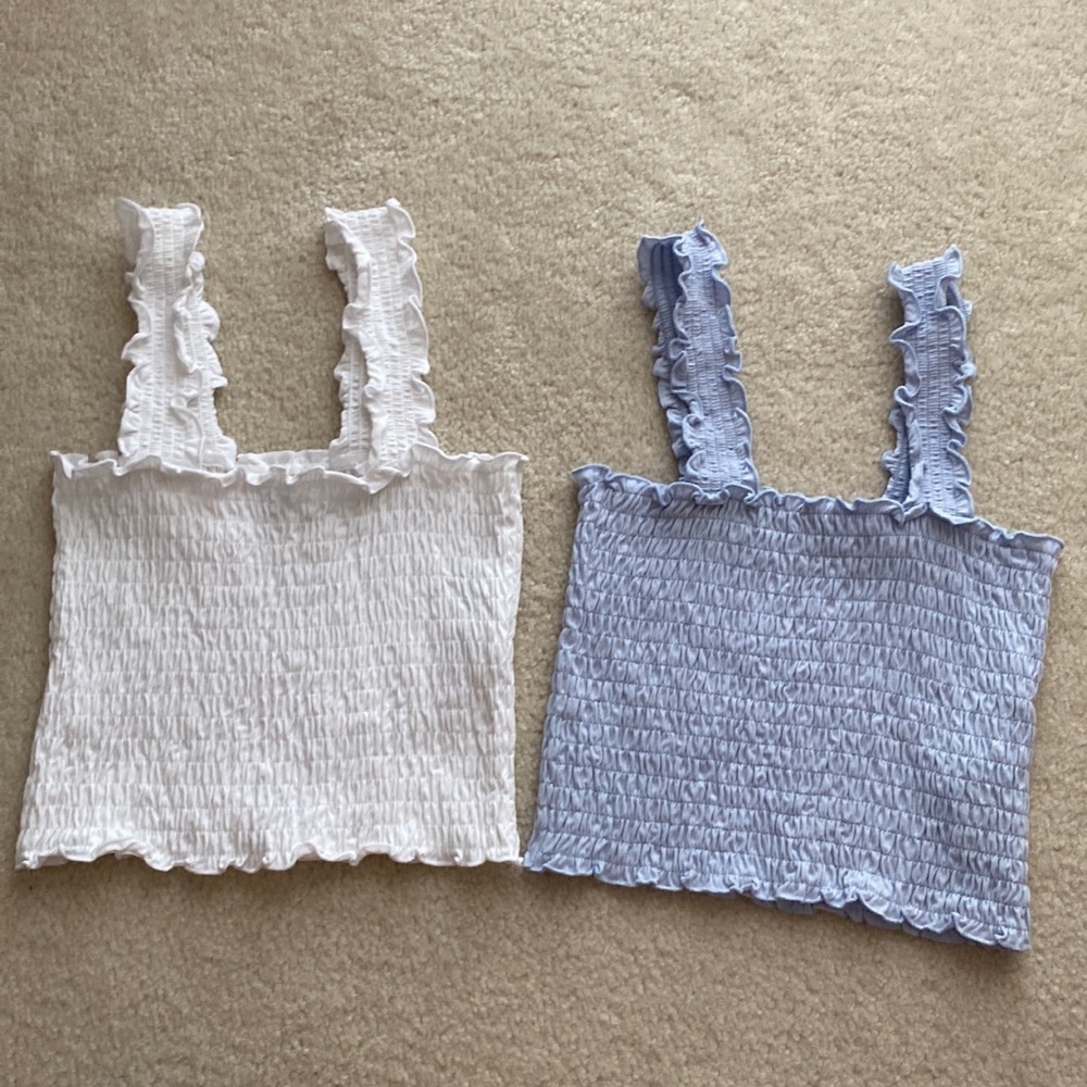 2 Hollister Women’s crop tops in Size Small.